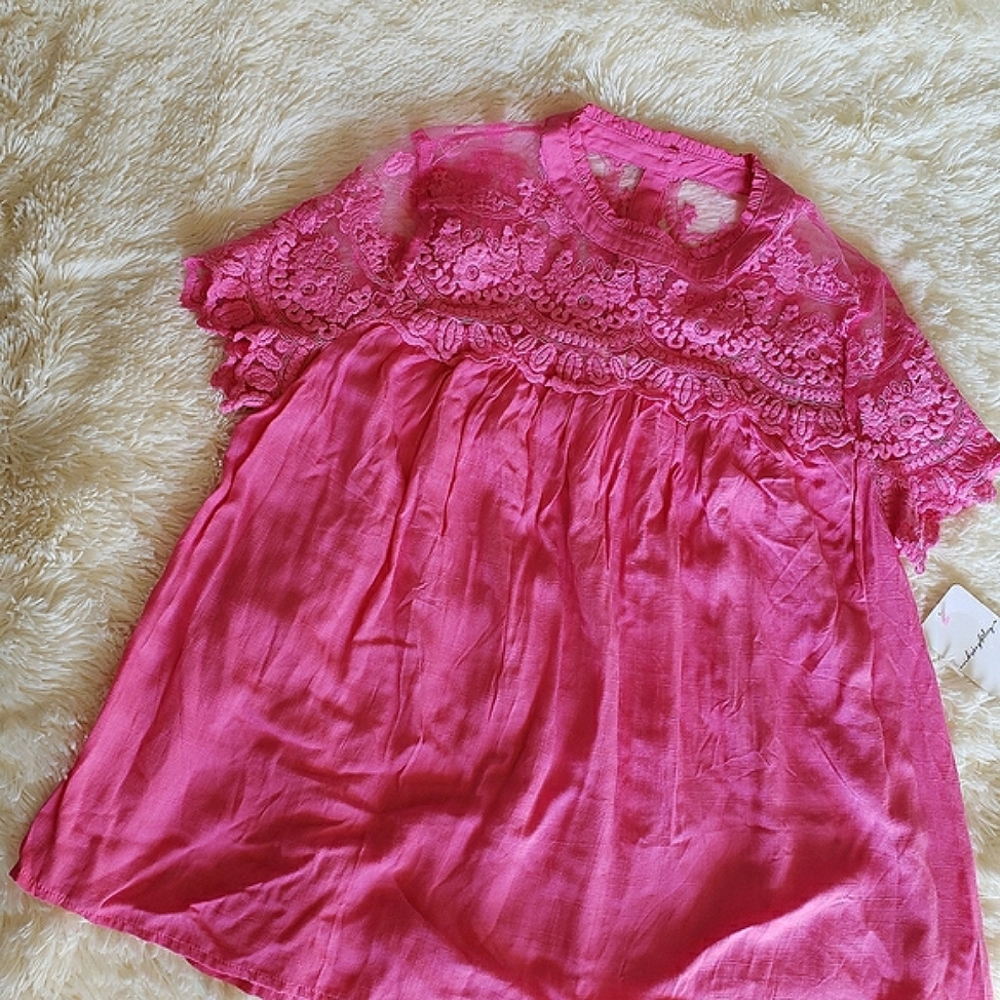 Lovely pink short sleeve scalloped lace, rayon shirt sze Large